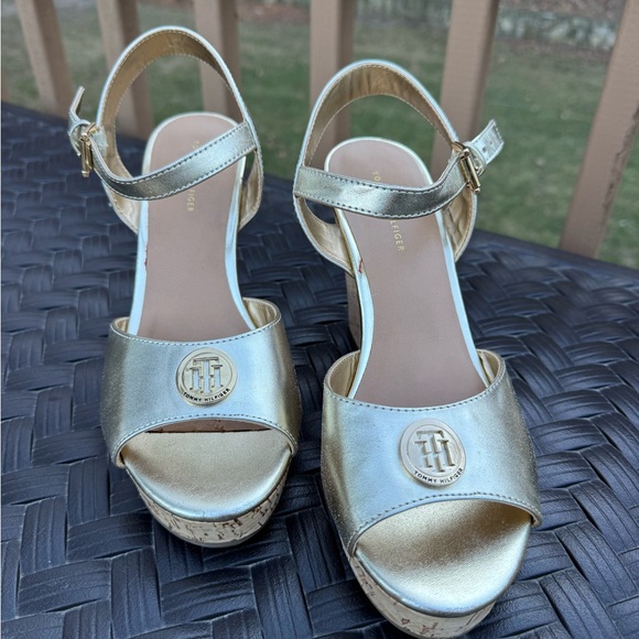 Tommy Hilfiger Gold WedgeHeels size 8.5 - Picture 3 of 9